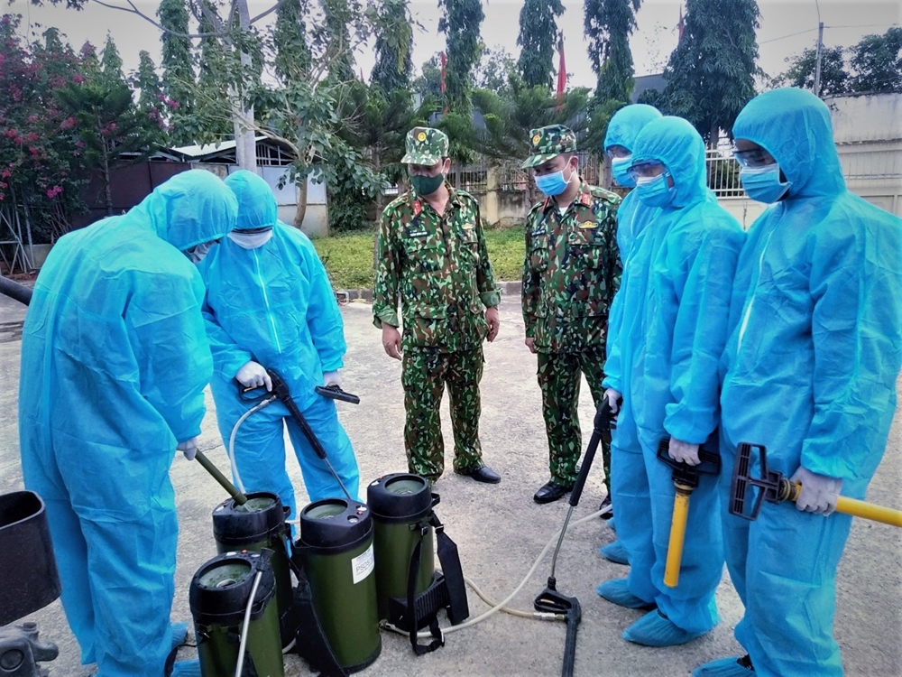 Kiểm tra, bơm dung dịch vào bình phun khử khuẩn.